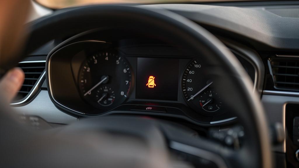 Tableau de bord de voiture avec voyant airbag allumé