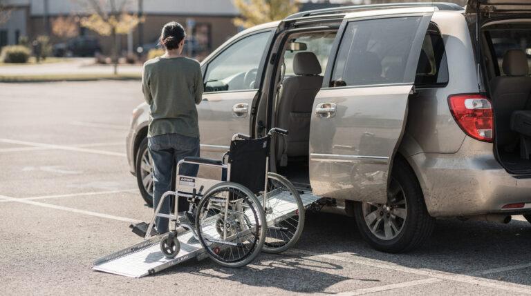 Voiture aménagée pour personne à mobilité réduite