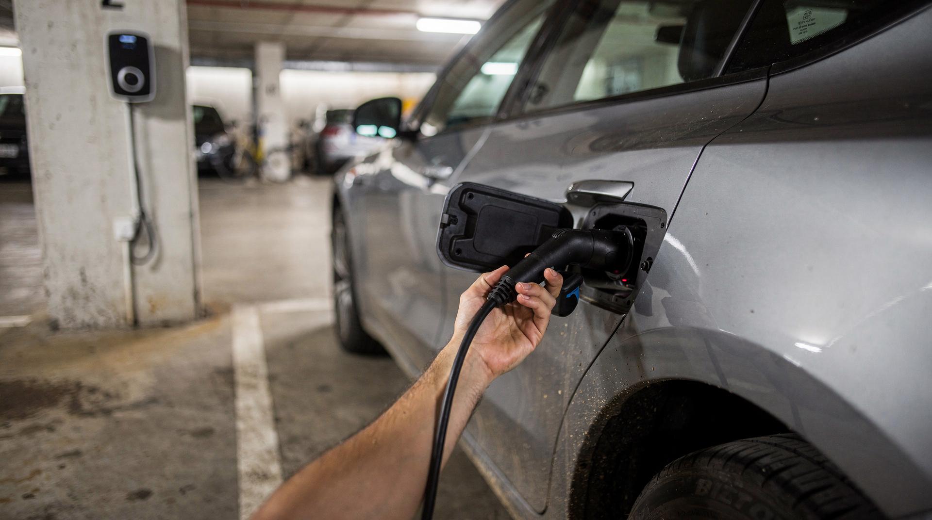 Voiture électrique branchée sur une borne en parking de copropriété