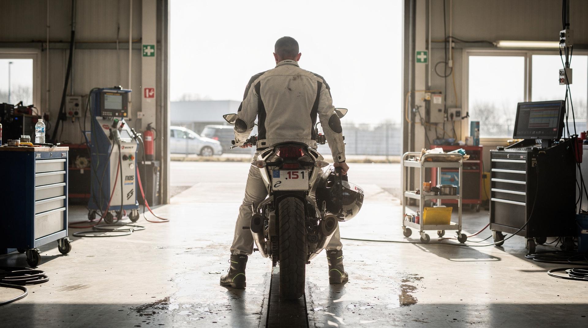 Motard attendant les résultats de son contrôle technique