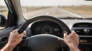 Tableau de bord d'une voiture compacte en roulage